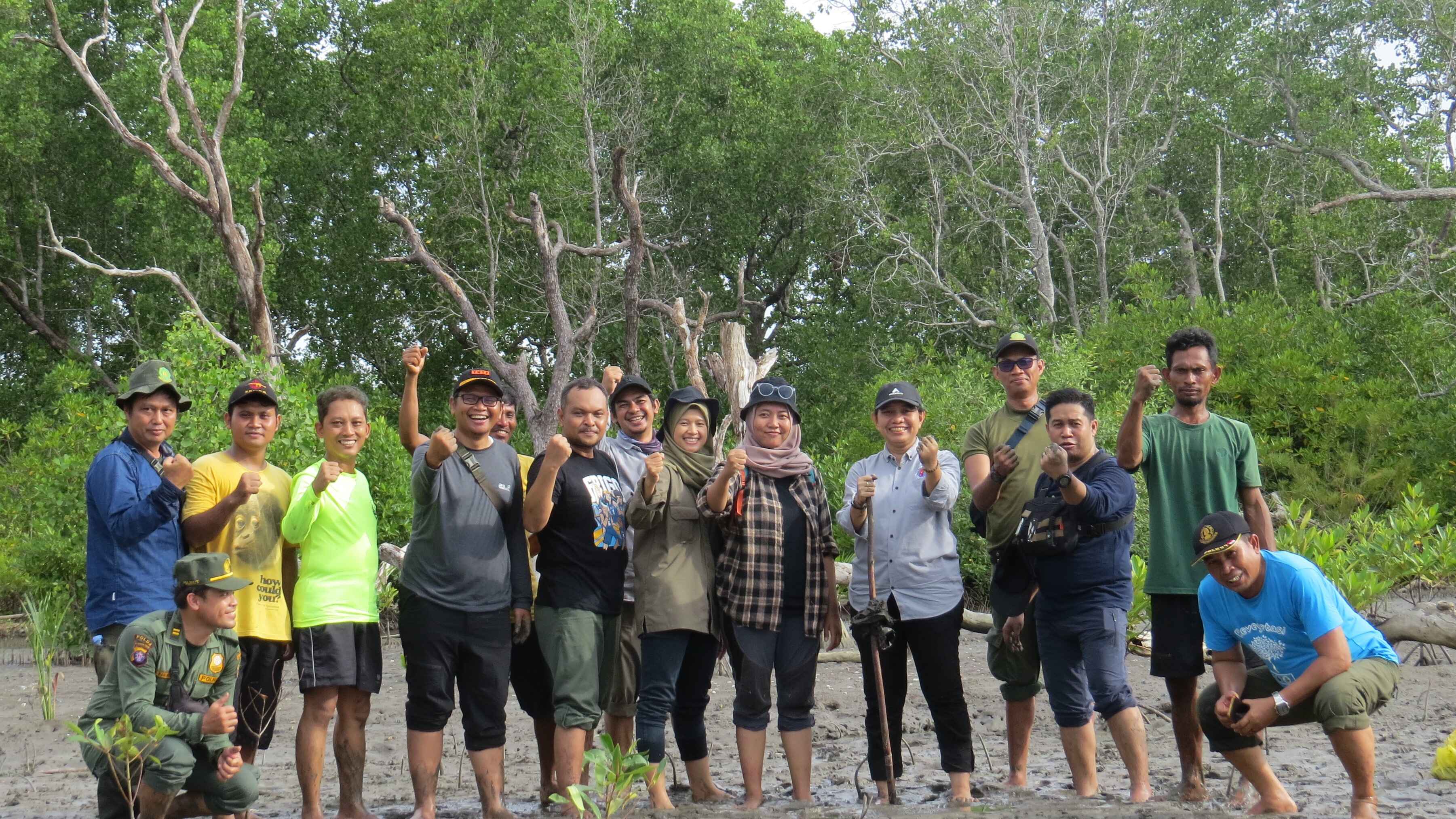 Peringati Hari lingkungan Hidup Sedunia, Balai TNTP Gelar Aksi Semangat Konservasi dengan  Lepasliarkan Tukik dan Menanam Mangrove di Pantai Arut Tebal
